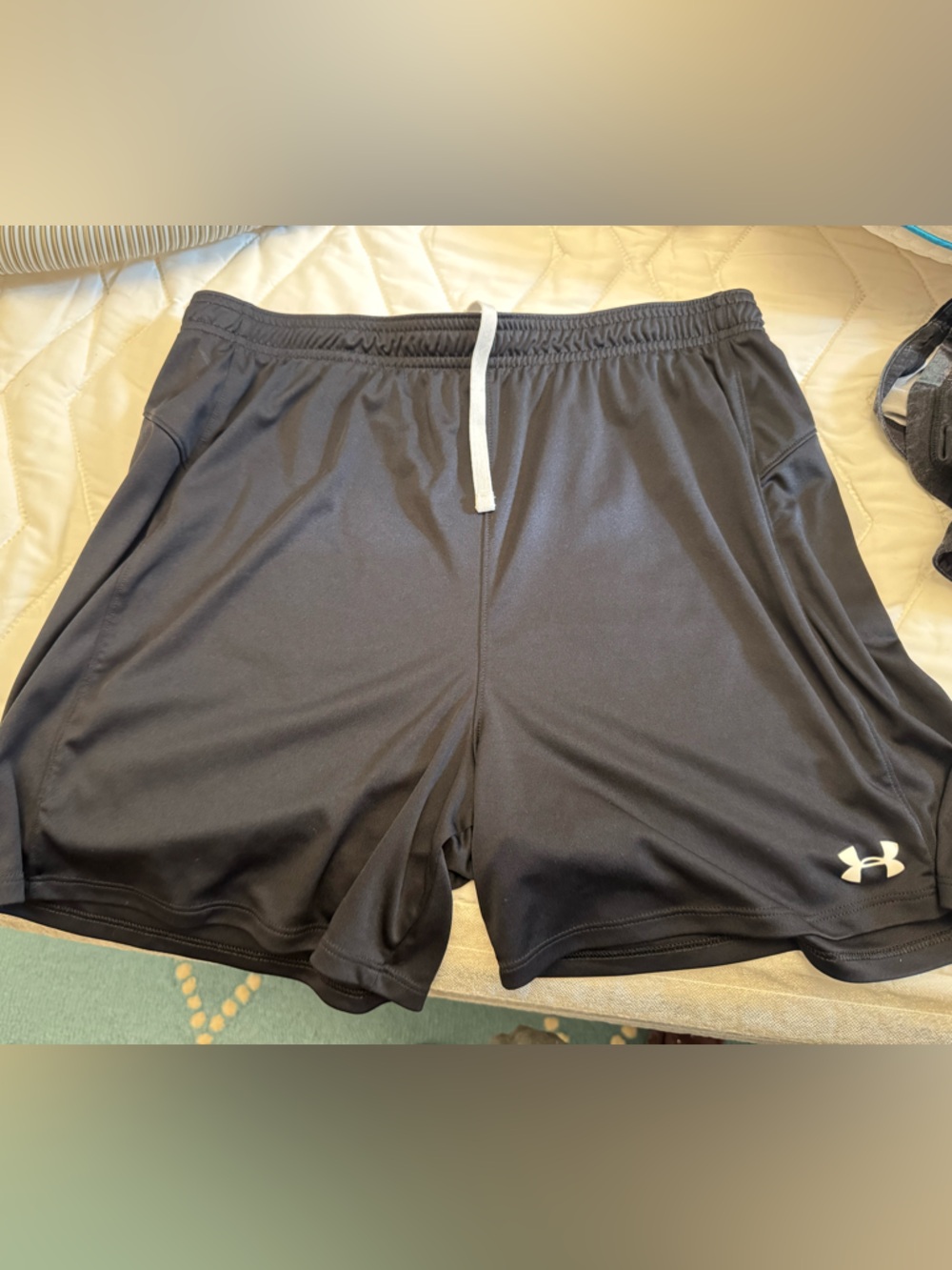 Under Armour women’s Black Athletic Shorts - heat gear  L